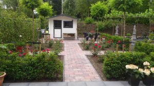 Achtertuin met tuinhuis