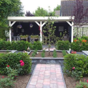 Achtertuin met tuinhuis