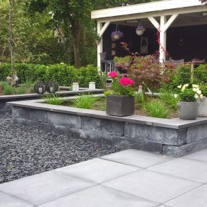 Achtertuin met tuinhuis