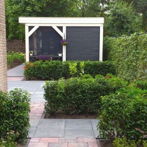 Achtertuin met tuinhuis